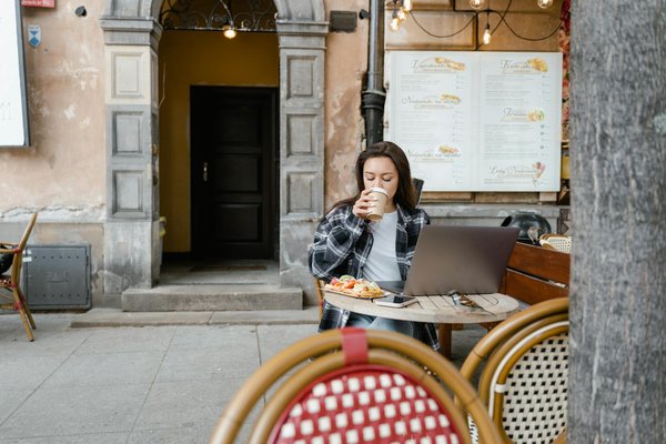 Vêtements d'Occasion : Une Tendance Émergente et Socialement Acceptée ?
